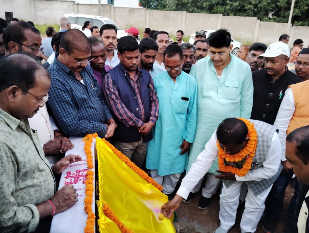मनिका: करोड रुपए की लागत से बना रहे हैं हॉस्पिटल का शिलान्यास विधायक रामचंद्र सिंह ने किया।