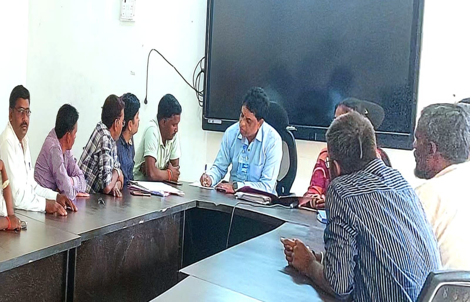 बीडीओ ने जनप्रतिनिधियों के साथ मुख्यमंत्री ग्राम गाड़ी योजना से ग्रामीणो को लाभान्वित करने के लिए किया बैठक. बीडीओ ने जनप्रतिनिधियों के साथ मुख्यमंत्री ग्राम गाड़ी योजना से ग्रामीणो को लाभान्वित करने के लिए किया बैठक.