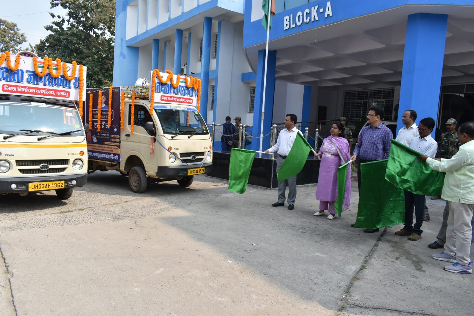 जिला निर्वाचन पदाधिकारी ने तीन मतदाता जागरूकता रथ को रवाना किया जिला निर्वाचन पदाधिकारी ने तीन मतदाता जागरूकता रथ को रवाना किया