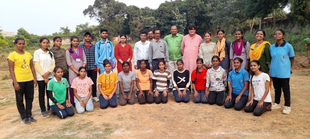 इंटर कॉलेज खो-खो टूर्नामेंट के लिए बीआरएम कॉलेज के महिला खिलाड़ी बहा रहे हैं पसीना। इंटर कॉलेज खो-खो टूर्नामेंट के लिए बीआरएम कॉलेज के महिला खिलाड़ी बहा रहे हैं पसीना।