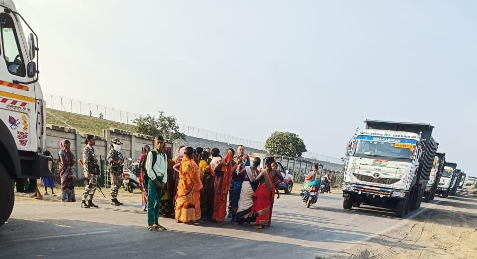 आम्रपाली से एनटीपीसी टंडवा जा रहे कोयला लोडेड हाइवा ट्रांसपोर्टिंग कार्य को महिलाओं ने कराया ठप,
