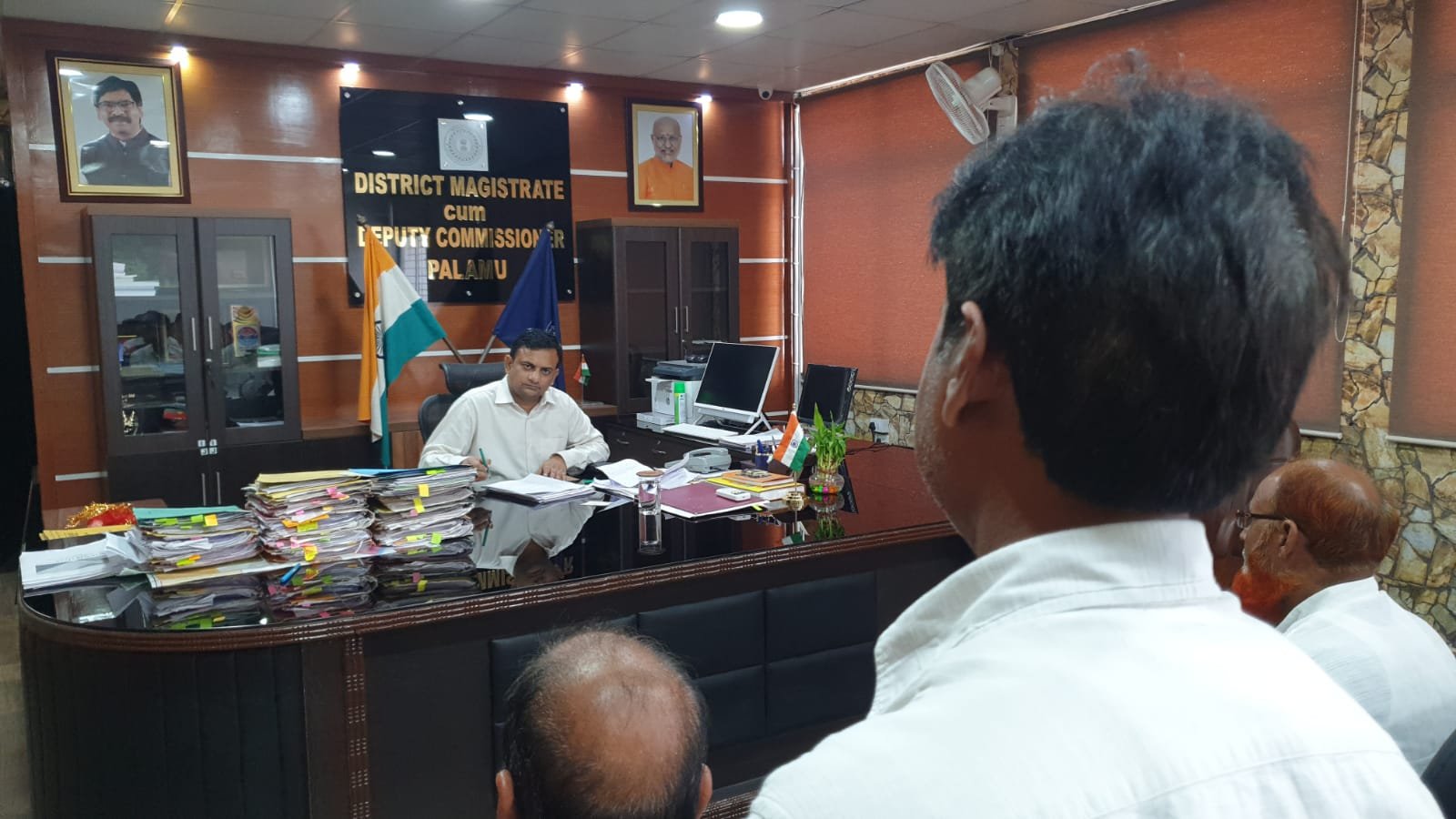 गैस सिलेंडर के फटने से घायल बच्ची के परिवार को उपायुक्त ने की निजी स्तर से पांच हजार रुपये की आर्थिक मदद।