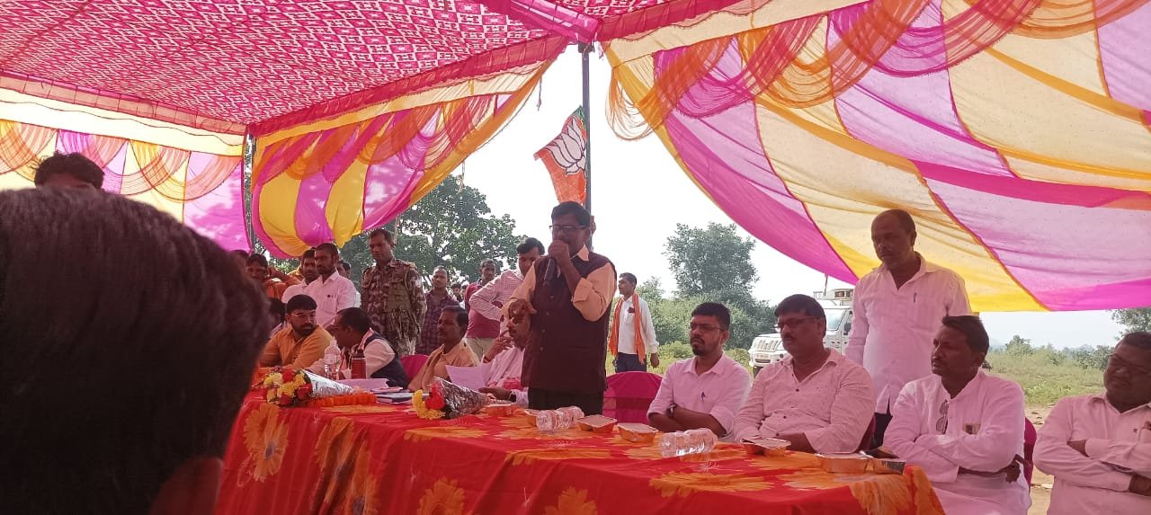 विधायक शाही ने बीस करोड़ रूपये से चार सड़क पुल निर्माण का किया शिलान्यास. विधायक शाही ने बीस करोड़ रूपये से चार सड़क पुल निर्माण का किया शिलान्यास.