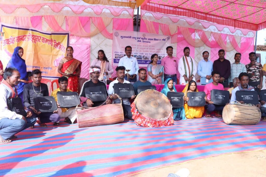 रायडीह में हुआ 25 दिवसीय लोक वाद्य यंत्र कार्यशाला का उद्घाटन।