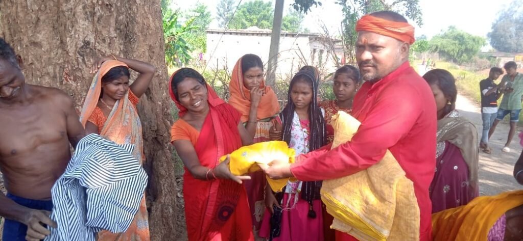 गरीबों और जरूरतमंद परिवार के लोगों के बीच कपड़े का किया गया वितरण