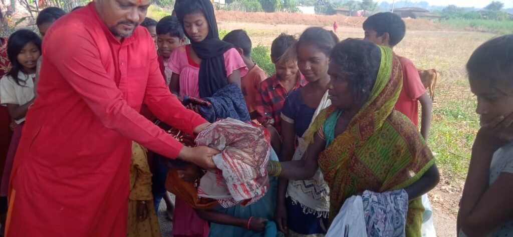 गरीबों और जरूरतमंद परिवार के लोगों के बीच कपड़े का किया गया वितरण