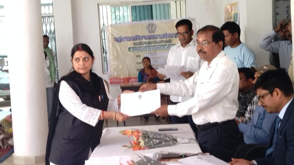 घाघरा ब्लॉक परिसर में जिला विधिक सेवा प्राधिकार द्वारा लगाया गया विधिक सेवा सह सशक्तिकरण शिविर।