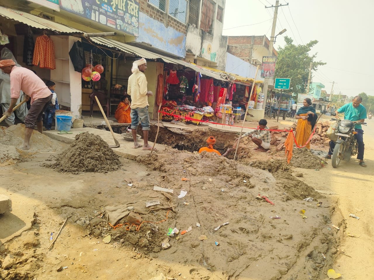 रियायसी क्षेत्र में अतिक्रमण करने से आवागमन बाधित।