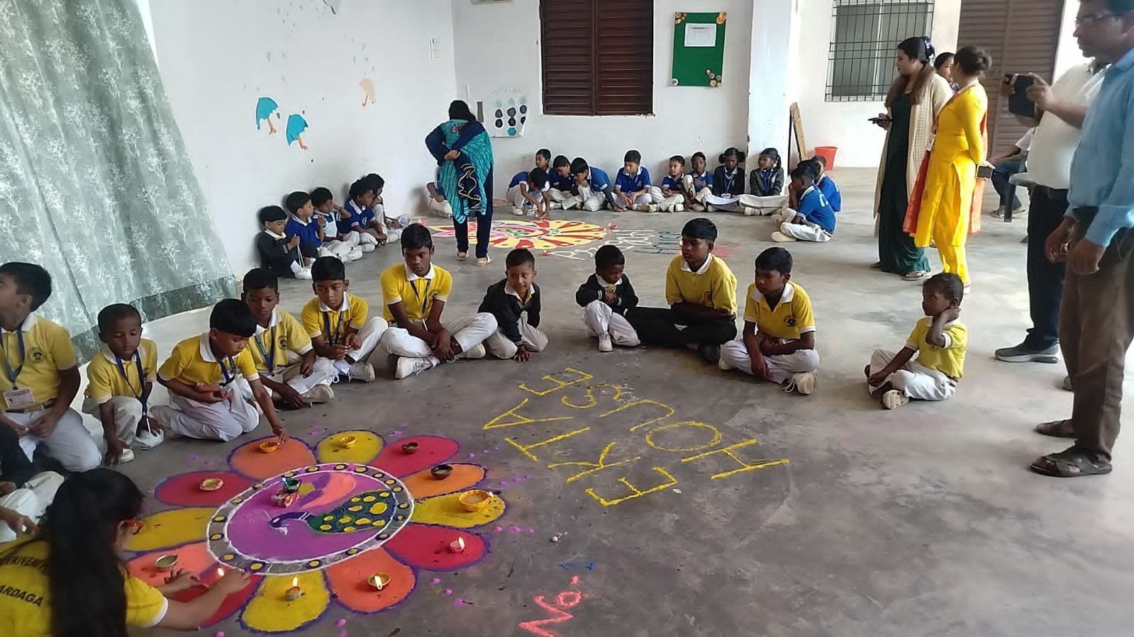घाघरा/ग्रेटर त्रिवेणी पब्लिक स्कूल चपका में हुआ रंगोली प्रतियोगिता का आयोजन,बच्चों ने दिखाई अपनी प्रतिभा घाघरा/ग्रेटर त्रिवेणी पब्लिक स्कूल चपका में हुआ रंगोली प्रतियोगिता का आयोजन,बच्चों ने दिखाई अपनी प्रतिभा