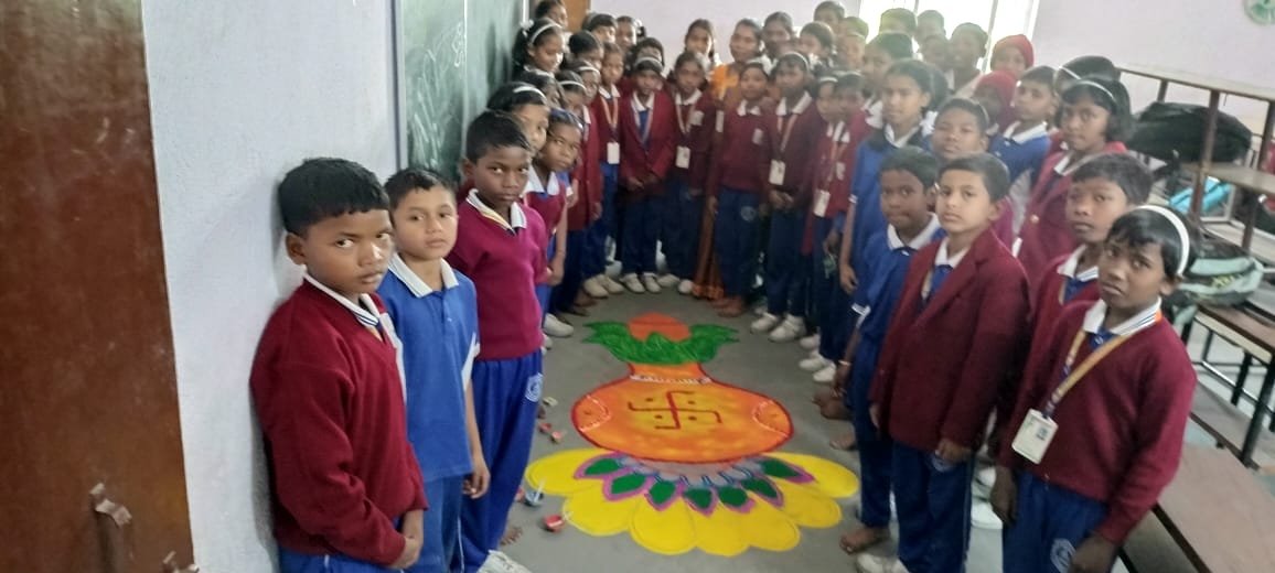 चिल्ड्रन एकेडमी रन्हे स्कूल में हुआ रंगोली सह दीप सजावट प्रतियोगिता का आयोजन, बच्चों ने रंगोली के माध्यम से दिया संदेश चिल्ड्रन एकेडमी रन्हे स्कूल में हुआ रंगोली सह दीप सजावट प्रतियोगिता का आयोजन, बच्चों ने रंगोली के माध्यम से दिया संदेश