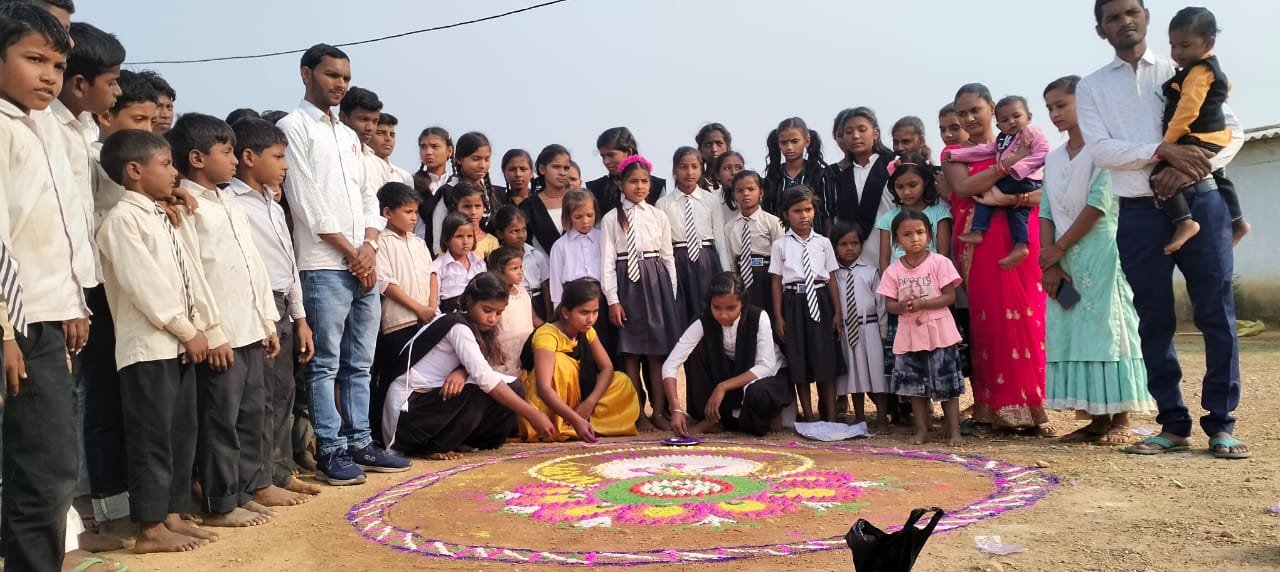 एपीएडी पब्लिक स्कूल में रंगोली प्रतियोगिता का किया गया आयोजन। एपीएडी पब्लिक स्कूल में रंगोली प्रतियोगिता का किया गया आयोजन।