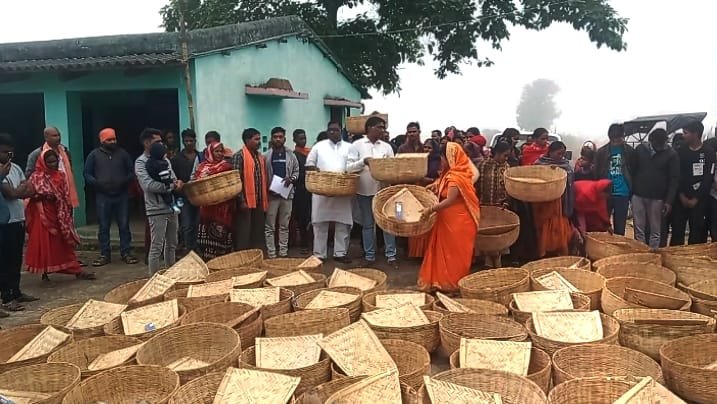 छठ पूजा को लेकर छठ व्रतियों के बीच सूप व दौरा का किया गया वितरण छठ पूजा को लेकर छठ व्रतियों के बीच सूप व दौरा का किया गया वितरण