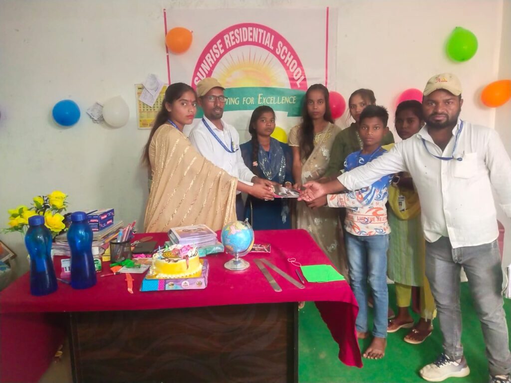 शिक्षा संस्थान में बाल दिवस पर काटा गया केक शिक्षा संस्थान में बाल दिवस पर काटा गया केक