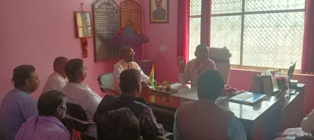 एनएच 39 द्वारा अधिग्रण की गई भूमि के दस्तावेज निपटारा को लेकर संघर्ष समिति के अध्यक्ष सुरेंद्र पासवान समेत कई रैयत ने अंचल अधिकारी से मुलाकात की। एनएच 39 द्वारा अधिग्रण की गई भूमि के दस्तावेज निपटारा को लेकर संघर्ष समिति के अध्यक्ष सुरेंद्र पासवान समेत कई रैयत ने अंचल अधिकारी से मुलाकात की।