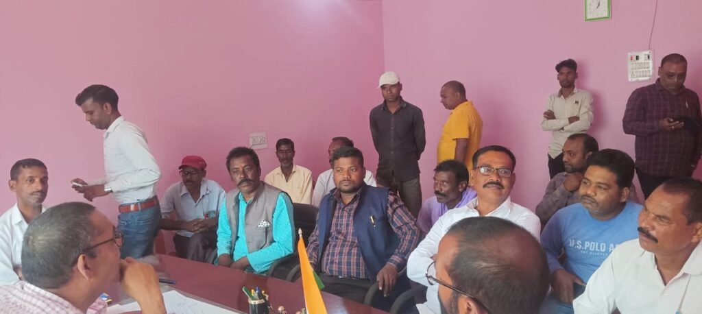 एनएच 39 द्वारा अधिग्रण की गई भूमि के दस्तावेज निपटारा को लेकर संघर्ष समिति के अध्यक्ष सुरेंद्र पासवान समेत कई रैयत ने अंचल अधिकारी से मुलाकात की। एनएच 39 द्वारा अधिग्रण की गई भूमि के दस्तावेज निपटारा को लेकर संघर्ष समिति के अध्यक्ष सुरेंद्र पासवान समेत कई रैयत ने अंचल अधिकारी से मुलाकात की।