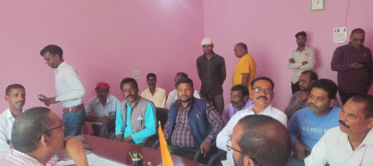 एनएच 39 द्वारा अधिग्रण की गई भूमि के दस्तावेज निपटारा को लेकर संघर्ष समिति के अध्यक्ष सुरेंद्र पासवान समेत कई रैयत ने अंचल अधिकारी से मुलाकात की। एनएच 39 द्वारा अधिग्रण की गई भूमि के दस्तावेज निपटारा को लेकर संघर्ष समिति के अध्यक्ष सुरेंद्र पासवान समेत कई रैयत ने अंचल अधिकारी से मुलाकात की।