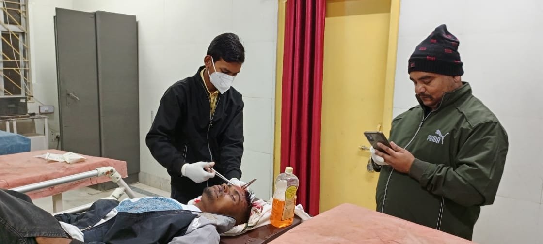दो युवक मोटरसाइकिल से गिरकर गंभीर रूप से हुए घायल, दो युवक मोटरसाइकिल से गिरकर गंभीर रूप से हुए घायल,