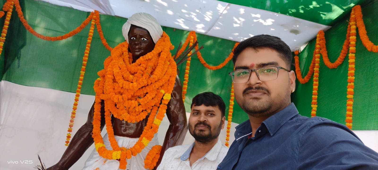 भगवान बिरसा मुंडा के प्रतिमा पर माल्यार्पण कर उन्हें नमन किया गया