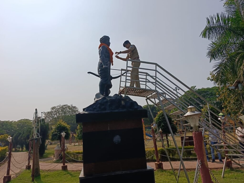 उपायुक्त एवं पुलिस अधीक्षक ने भगवान बिरसा मुंडा की प्रतिमा पर किया माल्यार्पण। उपायुक्त एवं पुलिस अधीक्षक ने भगवान बिरसा मुंडा की प्रतिमा पर किया माल्यार्पण।