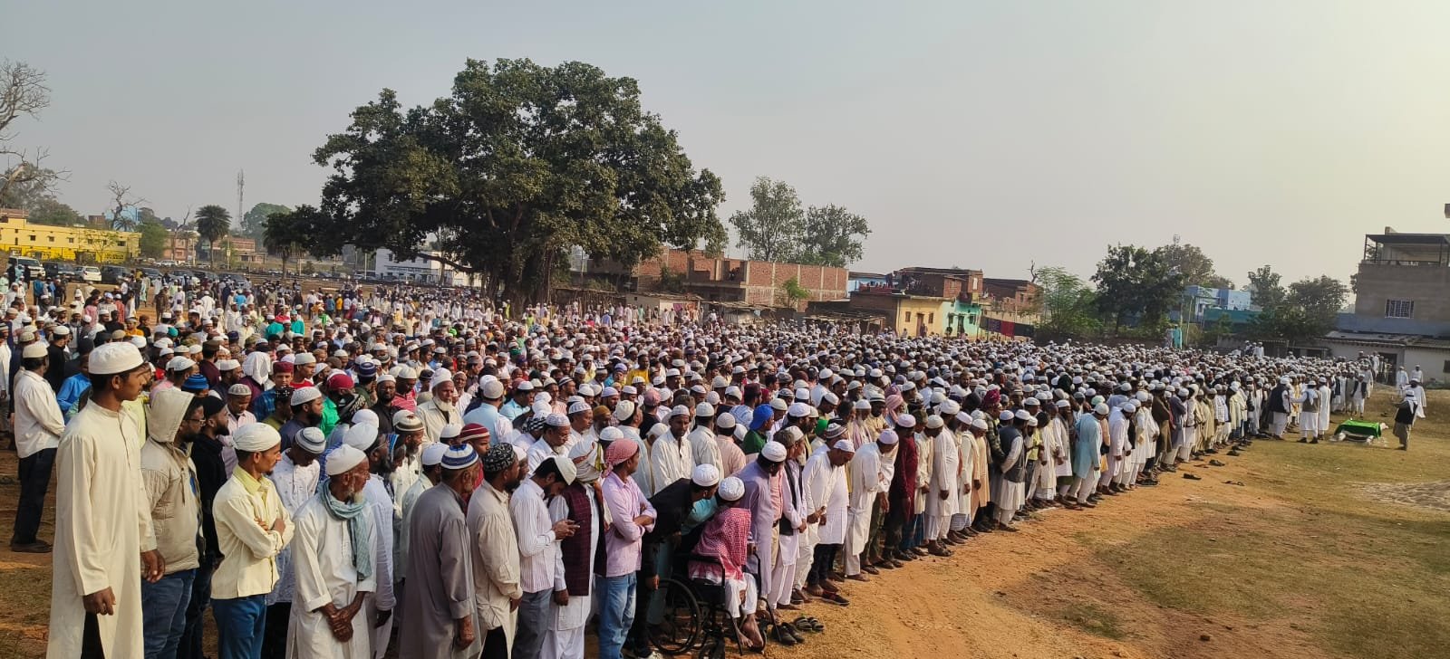 कारी खुर्शीद की ईलाज के दौरान मौत,जनाजे में 25 हजार की उमड़ी भीड़। कारी खुर्शीद की ईलाज के दौरान मौत,जनाजे में 25 हजार की उमड़ी भीड़।