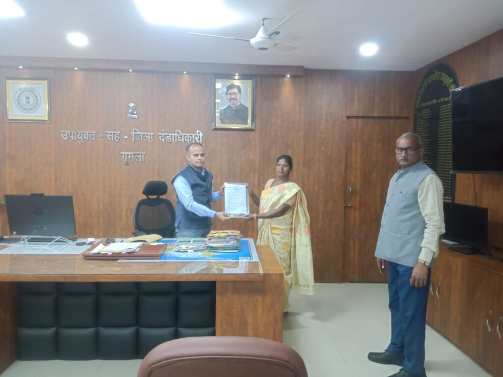 कर्तव्य निर्वहनरत सेना के जवान स्व.सुनील लकड़ा के आश्रिता पत्नी को अनुकंपा के आधार पर मिली नौकरी,उपायुक्त ने सौंपा नियुक्ति पत्र कर्तव्य निर्वहनरत सेना के जवान स्व.सुनील लकड़ा के आश्रिता पत्नी को अनुकंपा के आधार पर मिली नौकरी,उपायुक्त ने सौंपा नियुक्ति पत्र