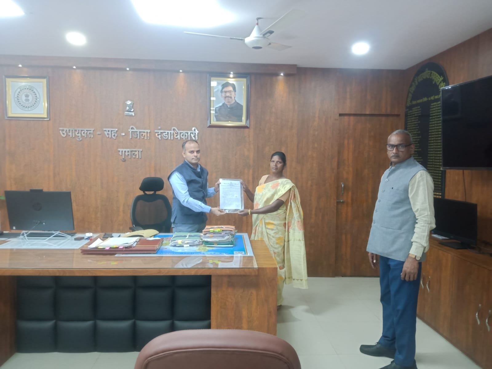 कर्तव्य निर्वहनरत सेना के जवान स्व.सुनील लकड़ा के आश्रिता पत्नी को अनुकंपा के आधार पर मिली नौकरी,उपायुक्त ने सौंपा नियुक्ति पत्र