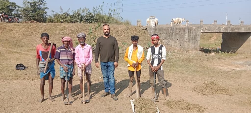 मुखिया ने श्रमदान कर किया छठ घाट की साफ सफाई।