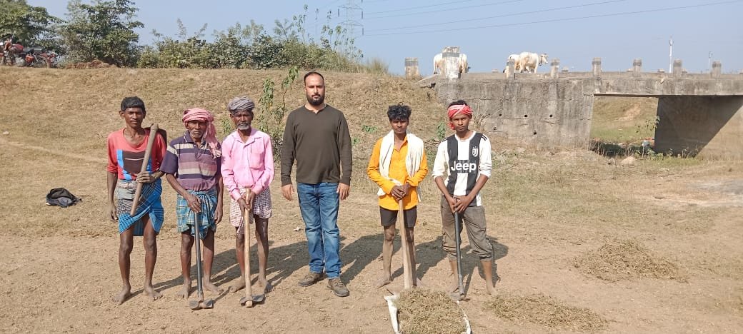 मुखिया ने श्रमदान कर किया छठ घाट की साफ सफाई।