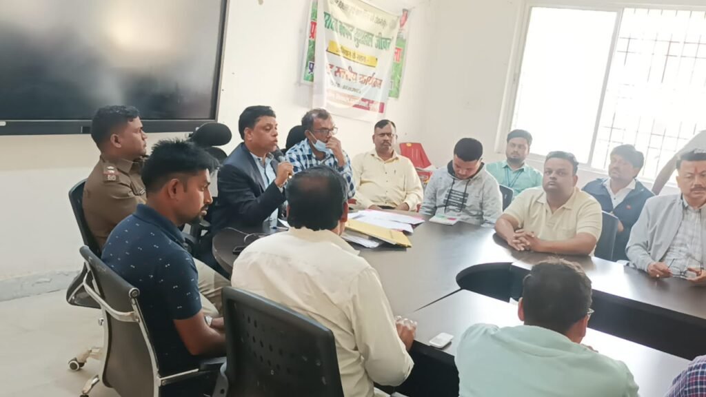 धुरकी प्रखंड में 24 नवम्बर से शुरू होगा सरकार आपके द्वार कार्यक्रम सीओ ने बैठक कर दी जानकारी।