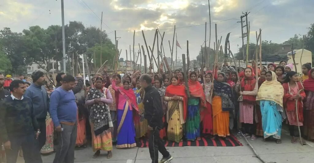 राँची :चार मंदिरों में भगवान की प्रतिमा को खंडित किए जाने के विरोध में ग्रामीणों ने किया सड़क जाम। राँची :चार मंदिरों में भगवान की प्रतिमा को खंडित किए जाने के विरोध में ग्रामीणों ने किया सड़क जाम।