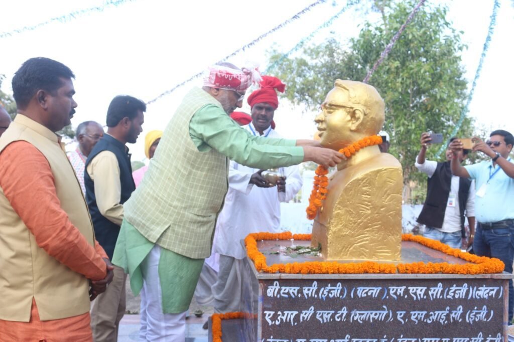 आदिवासी समाज के विकास में अमूल्य योगदान रहा है स्वर्गीय कार्तिक उरांव का राज्यपाल सी पी राधाकृष्णन। आदिवासी समाज के विकास में अमूल्य योगदान रहा है स्वर्गीय कार्तिक उरांव का राज्यपाल सी पी राधाकृष्णन।