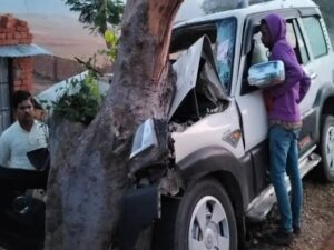 Jharkhand:बारात से लौट रही अनियंत्रित स्कार्पियो पेड़ में मारी जोरदार टक्कर:मौके पर पांच की मौत,दो बच्चे समेत पांच गंभीर रूप से घायल।
