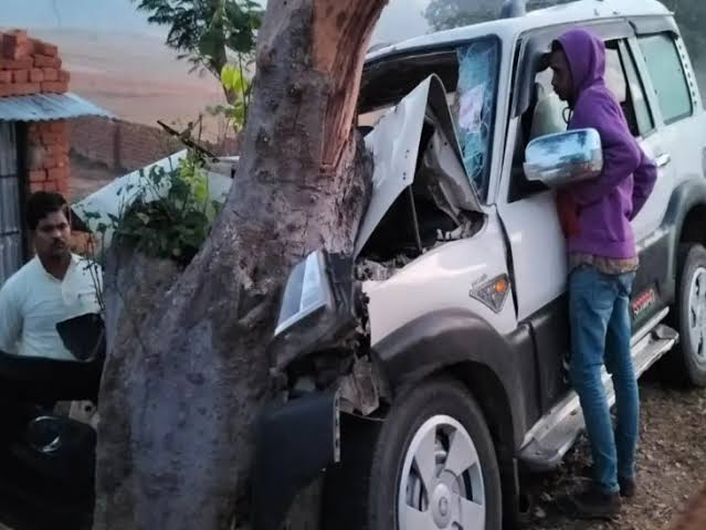 Jharkhand:बारात से लौट रही अनियंत्रित स्कार्पियो पेड़ में मारी जोरदार टक्कर:मौके पर पांच की मौत,दो बच्चे समेत पांच गंभीर रूप से घायल। Jharkhand:बारात से लौट रही अनियंत्रित स्कार्पियो पेड़ में मारी जोरदार टक्कर:मौके पर पांच की मौत,दो बच्चे समेत पांच गंभीर रूप से घायल।