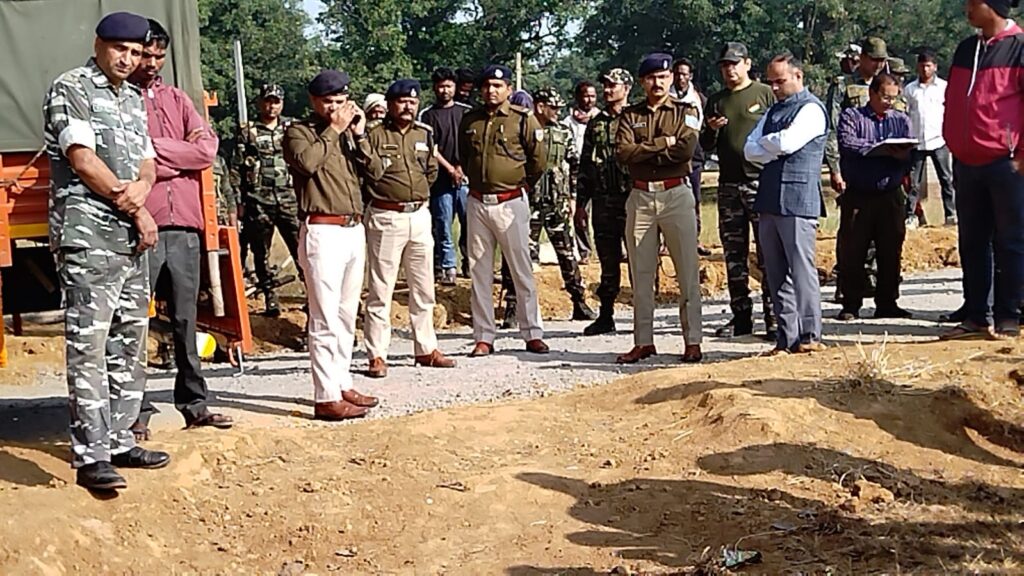 आईडी ब्लास्ट में शहीद हुए जवान संतोष उरांव का शव पहुचा तुरियाडीह गांव:डीसी एसपी व अन्य पुलिस अधिकारी शाहिद के गांव पहुंचकर दिया श्रद्धांजलि।
