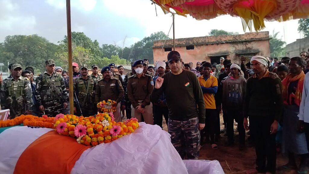 आईडी ब्लास्ट में शहीद हुए जवान संतोष उरांव का शव पहुचा तुरियाडीह गांव:डीसी एसपी व अन्य पुलिस अधिकारी शाहिद के गांव पहुंचकर दिया श्रद्धांजलि। आईडी ब्लास्ट में शहीद हुए जवान संतोष उरांव का शव पहुचा तुरियाडीह गांव:डीसी एसपी व अन्य पुलिस अधिकारी शाहिद के गांव पहुंचकर दिया श्रद्धांजलि।