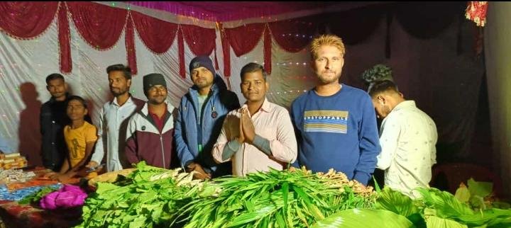 बिशुनपुरा: स्टूडेंट ग्रुप संध्या द्वारा किया गया फलहार वितरण, हजारों श्रद्धालुओं ने ग्रहण किया फलहार।