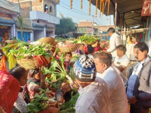 बिशुनपुरा:विधायक भानु प्रताप शाही के सौजन्य से बिशुनपुरा प्रखण्ड के समस्त छठ व्रतियों के बिच किया गया फलहार वितरण l