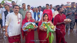 लातेहार व पलामू एसपी ने पूरे परिवार के साथ किया छठ महापर्व।