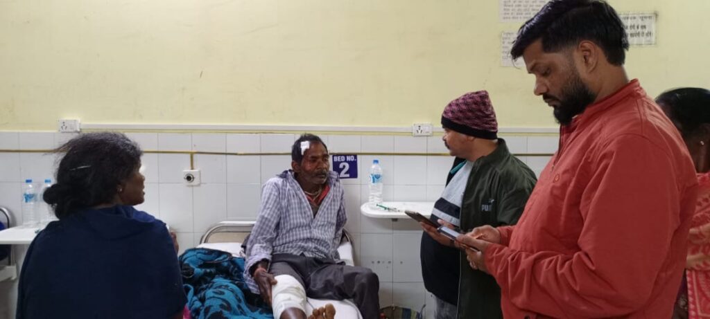 बॉक्साइट ट्रक व बाइक में सीधी भिड़ंत बाल बाल बचे बाईक सवार।
