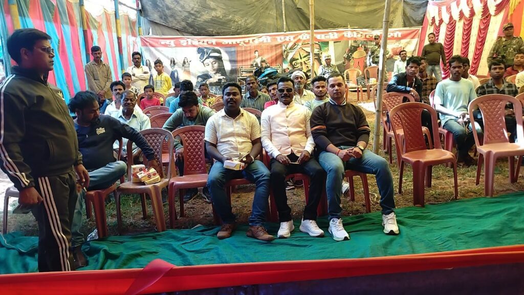 न्यू इंडियन फैमिली शो एवं क्राफ्ट बाजार मेले का उद्घाटन भाजपा नेता अशोक उराँव एवं थाना प्रभारी अमित कुमार चौधरी ने संयुक्त रूप से फीता काट कर किया।