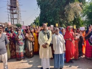 डीलर के मनमानी से लाभुक आक्रोश