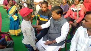 पूर्व विधायक बंधु तिर्की ने शाहिद संतोष उरांव के गांव जाकर परिजनों से की मुलाकात.