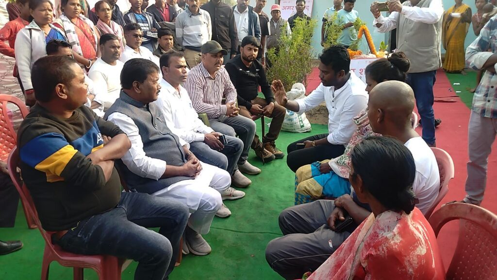 पूर्व विधायक बंधु तिर्की ने शाहिद संतोष उरांव के गांव जाकर परिजनों से की मुलाकात. पूर्व विधायक बंधु तिर्की ने शाहिद संतोष उरांव के गांव जाकर परिजनों से की मुलाकात.
