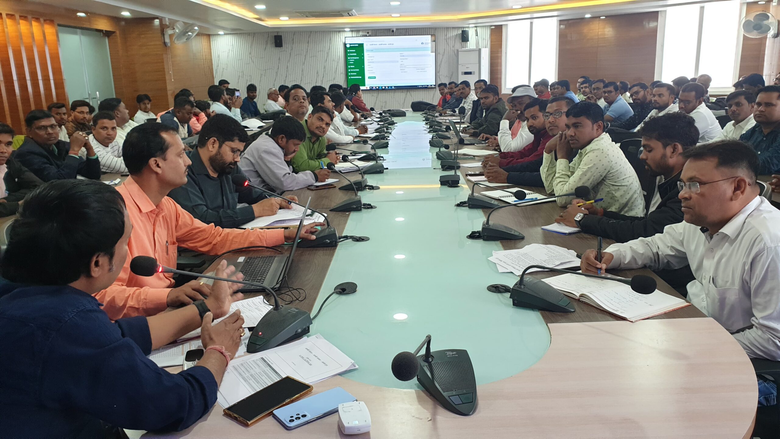आपकी योजना,आपकी सरकार आपके द्वार कार्यक्रम के दौरान प्राप्त आवेदनों की ऑनलाइन एंट्री करने के लिए कंप्यूटर ऑपरेटरों को लॉगिन आईडी बनाने व अन्य विषयों से संबंधित दिया गया प्रशिक्षण