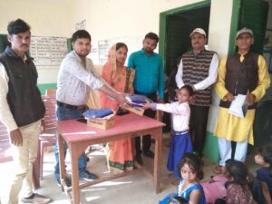विद्यालय में प्रमुख के उपस्थित में छात्रों के बिच हुआ पोशाक वितरण,छात्रों ने किया शिक्षक की माँग