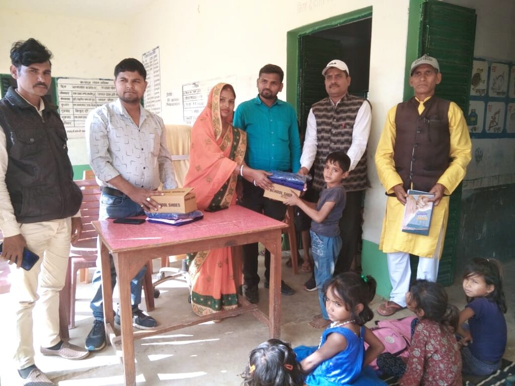 विद्यालय में प्रमुख के उपस्थित में छात्रों के बिच हुआ पोशाक वितरण,छात्रों ने किया शिक्षक की माँग विद्यालय में प्रमुख के उपस्थित में छात्रों के बिच हुआ पोशाक वितरण,छात्रों ने किया शिक्षक की माँग