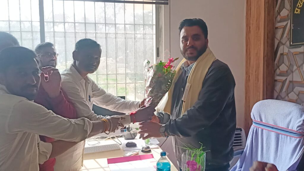 सतबरवा: नए प्रखंड विकास पदाधिकारी के पद पर अभिषेक पांडे ने संभाला पदभार।