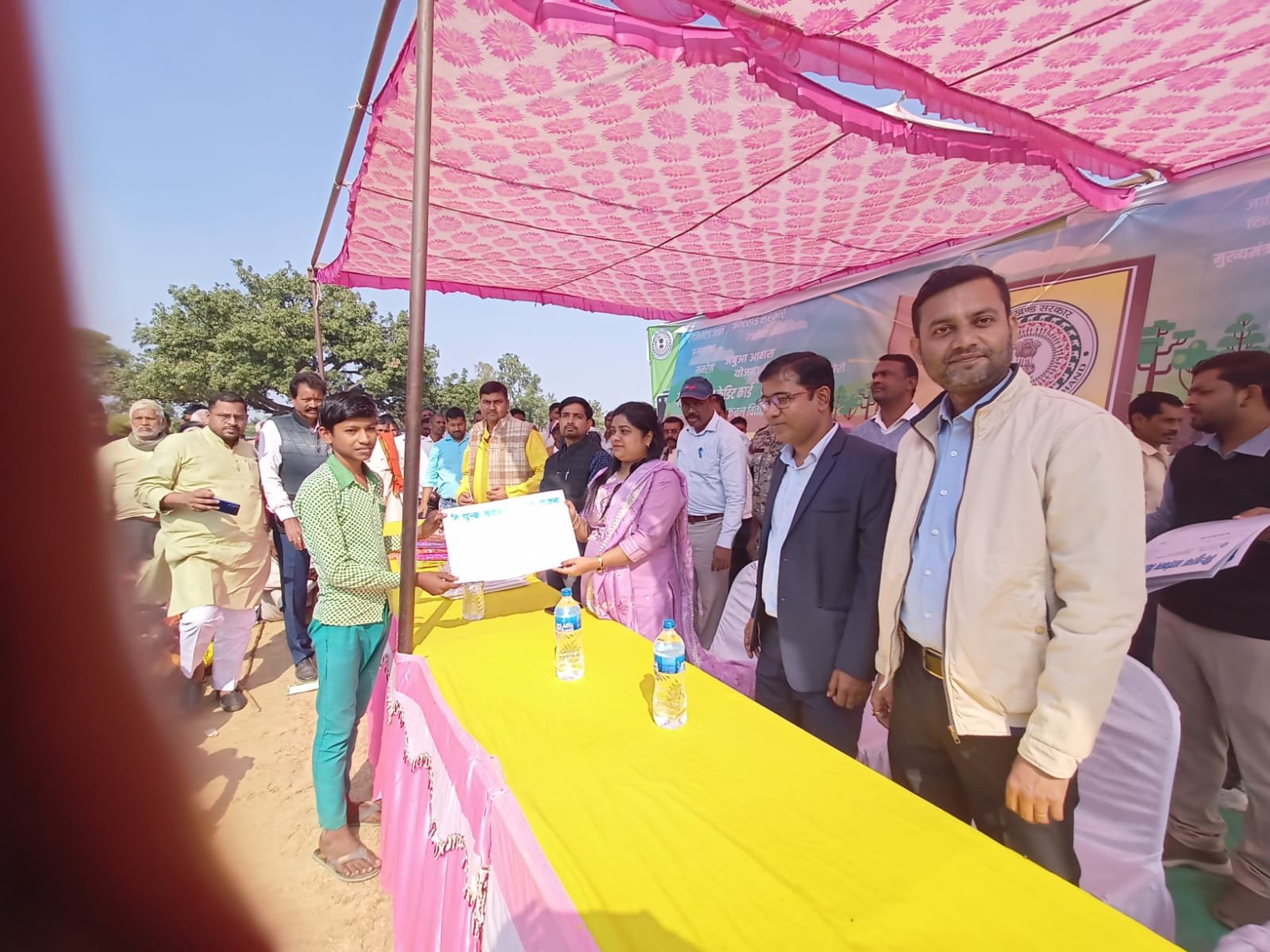 आपकी योजना- आपकी सरकार आपके द्वार" कार्यक्रम में साइकिल मिलने से उत्साह में विद्यार्थी आपकी योजना- आपकी सरकार आपके द्वार" कार्यक्रम में साइकिल मिलने से उत्साह में विद्यार्थी