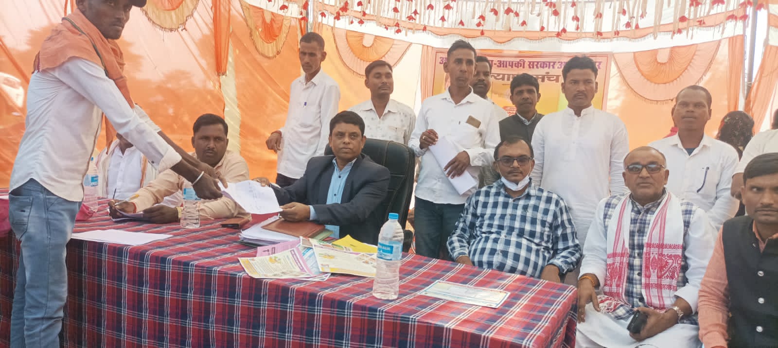 रक्सी पंचायत सचिवालय मे बीडीओ और जनप्रतिनिधियों ने किया सरकार आपके द्वार कार्यक्रम का फीता काटकर उद्घाटन:कुल आठ सौ आवेदन हुए प्राप्त। रक्सी पंचायत सचिवालय मे बीडीओ और जनप्रतिनिधियों ने किया सरकार आपके द्वार कार्यक्रम का फीता काटकर उद्घाटन:कुल आठ सौ आवेदन हुए प्राप्त।