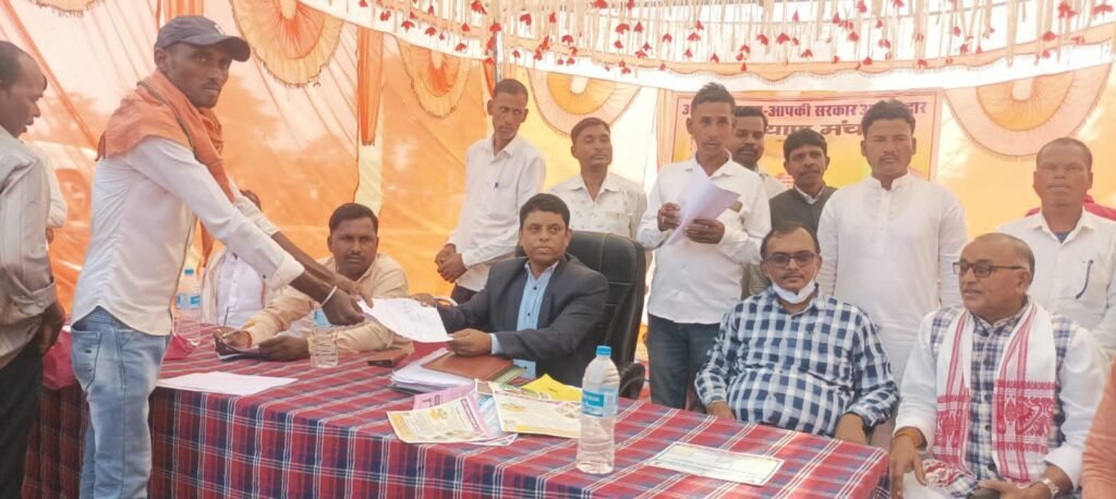 रक्सी पंचायत सचिवालय मे बीडीओ और जनप्रतिनिधियों ने किया सरकार आपके द्वार कार्यक्रम का फीता काटकर उद्घाटन:कुल आठ सौ आवेदन हुए प्राप्त। रक्सी पंचायत सचिवालय मे बीडीओ और जनप्रतिनिधियों ने किया सरकार आपके द्वार कार्यक्रम का फीता काटकर उद्घाटन:कुल आठ सौ आवेदन हुए प्राप्त।